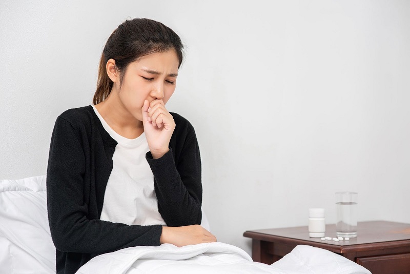 Acid dạ dày tạo ra các tổn thương ở dây thanh quản khiến người bệnh bị ho, khàn giọng
